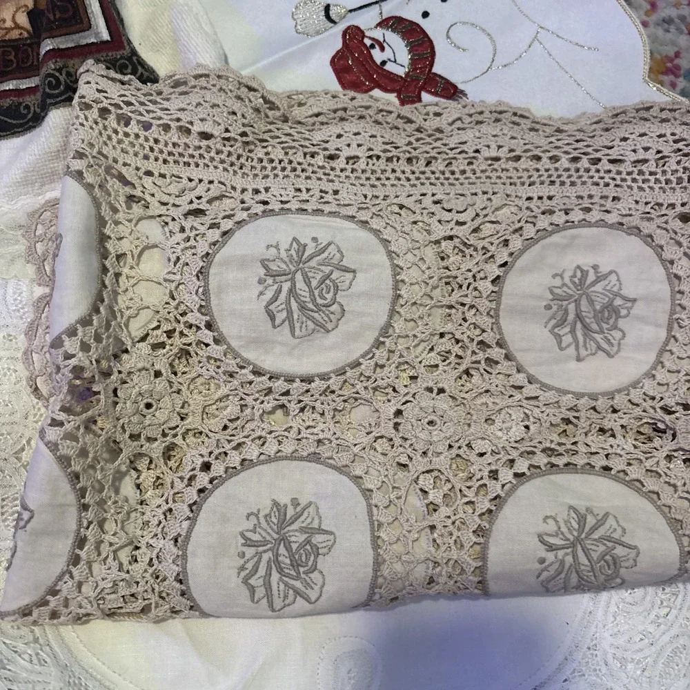 Vintage Lot Of Linen Embroidery‎ Pieces. Napkins, Hankies, Runners, Doilies.